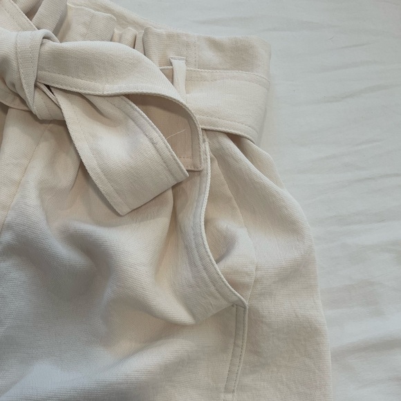 Aritzia Wilfred Paper bag shorts - light cream - Picture 5 of 7